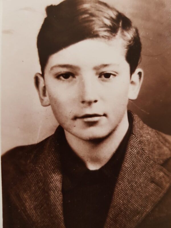 Il est adolescent à son arrivée en Suisse en 1947