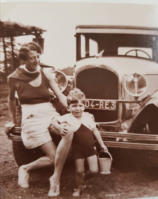 Avec sa mère Renée vers 1936