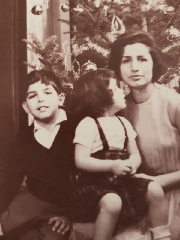 Sa femme, et ses enfants devant le sapin de Noël en 1965