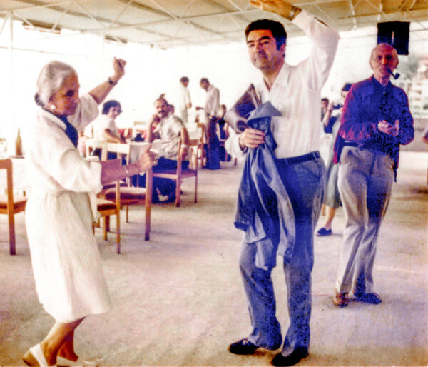 André Lichnerowicz observe sa femme Suzanne en train de danser avec Piron- Turquie 1979